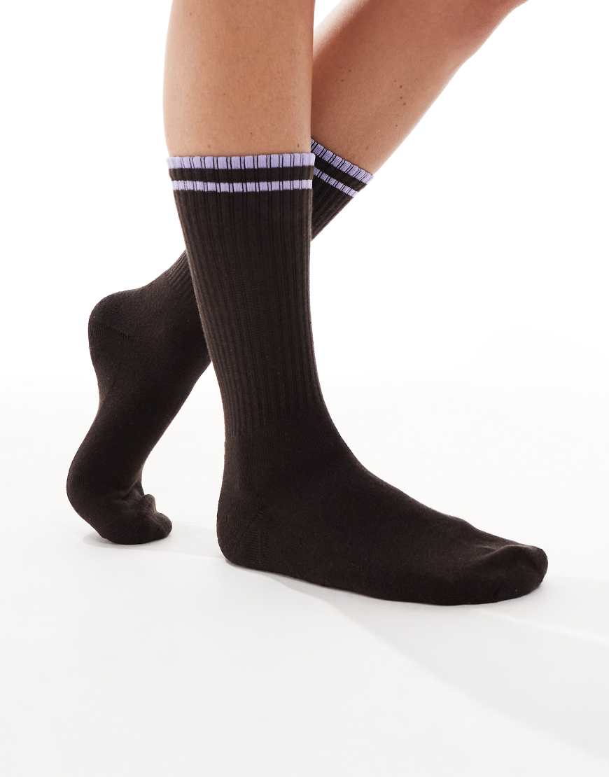 Vero Moda - Gerippte Sportsocken in Schokobraun mit lavendelfarbenen Streifen-Brown von Vero Moda