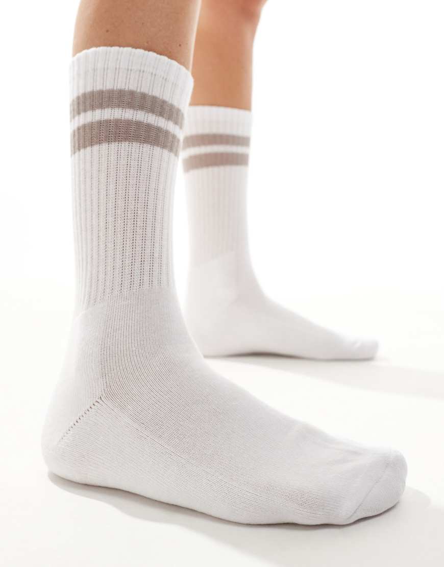 Vero Moda - Gerippte Sportsocken in Weiß und Braun Vero Moda - Gerippte Sportsocken in Weiß und Braun von Vero Moda