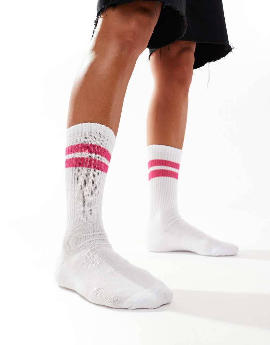 Vero Moda - Gerippte Sportsocken in Weiß und Rosa von Vero Moda