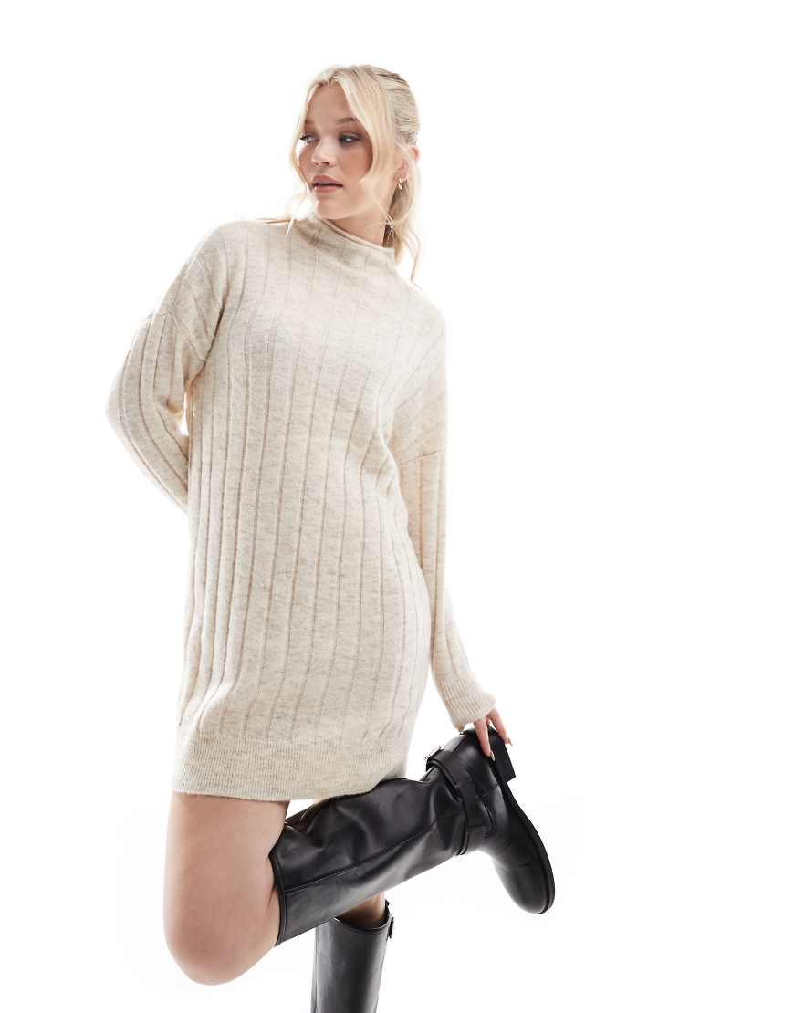 Vero Moda - Geripptes Mini-Strickkleid in Cremeweiß meliert mit Oversize-Passform Vero Moda - Geripptes Mini-Strickkleid in Cremeweiß meliert mit Oversize-Passform von Vero Moda