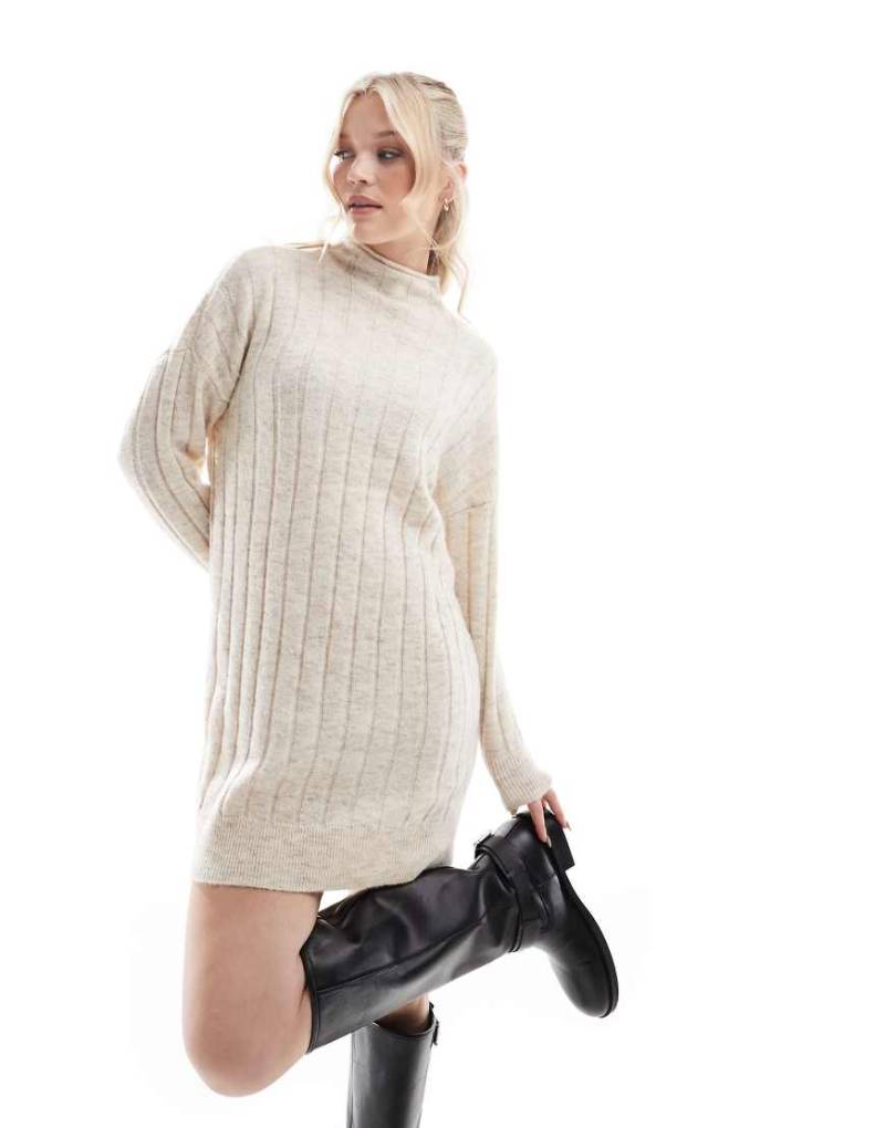Vero Moda - Geripptes Mini-Strickkleid in Cremeweiß meliert mit Oversize-Passform von Vero Moda