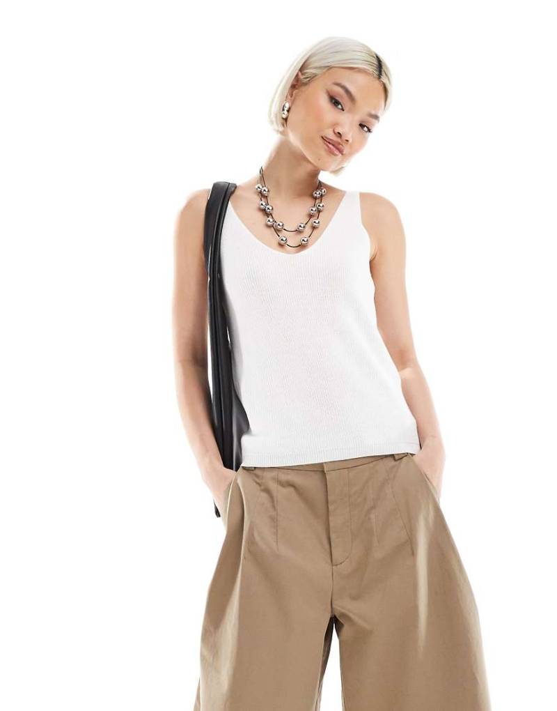 Vero Moda - Geripptes Strick-Trägertop in Weiß mit V-Ausschnitt von Vero Moda