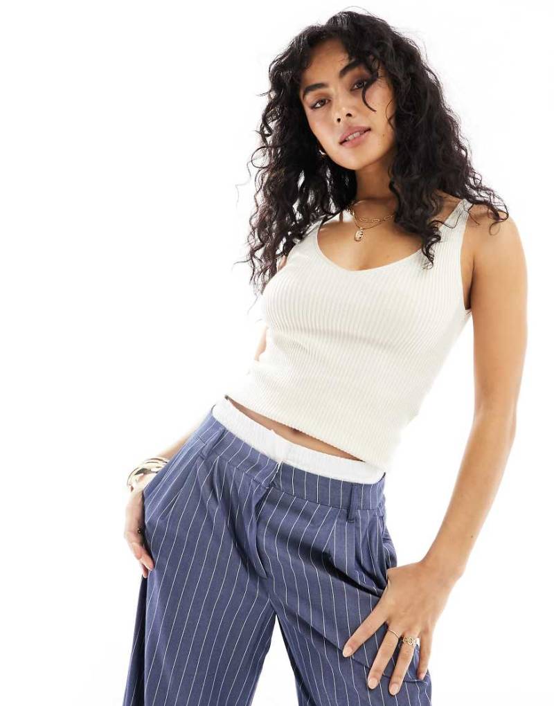 Vero Moda - Geripptes Strick-Trägertop mit V-Ausschnitt in Creme-Weiß von Vero Moda