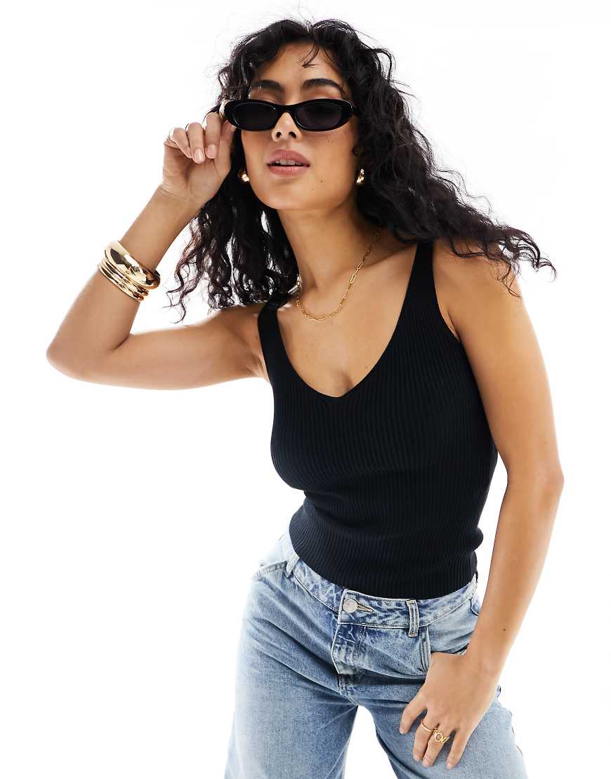 Vero Moda - Geripptes Strick-Trägertop mit V-Ausschnitt in Schwarz Vero Moda - Geripptes Strick-Trägertop mit V-Ausschnitt in Schwarz von Vero Moda