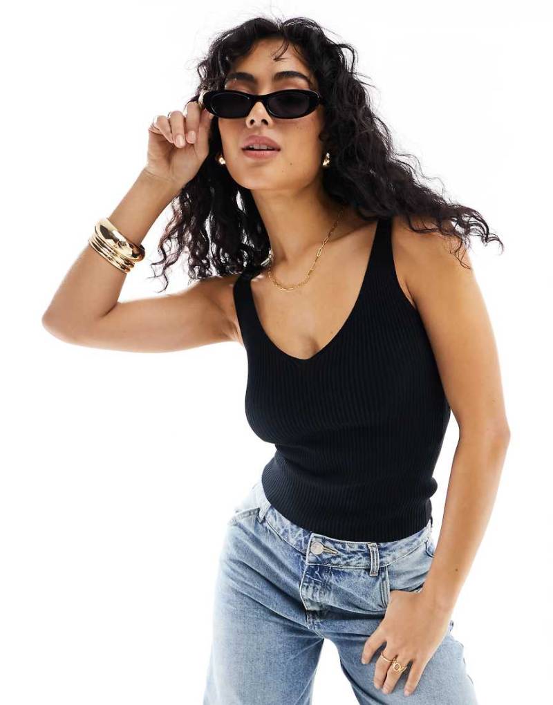 Vero Moda - Geripptes Strick-Trägertop mit V-Ausschnitt in Schwarz von Vero Moda