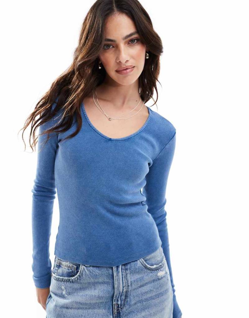 Vero Moda - Geripptes Strickoberteil in blauer Acid-Waschung mit V-Ausschnitt von Vero Moda