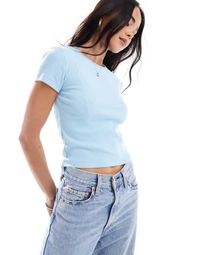 Vero Moda - Geripptes T-Shirt in Babyblau mit Rundhalsausschnitt von Vero Moda