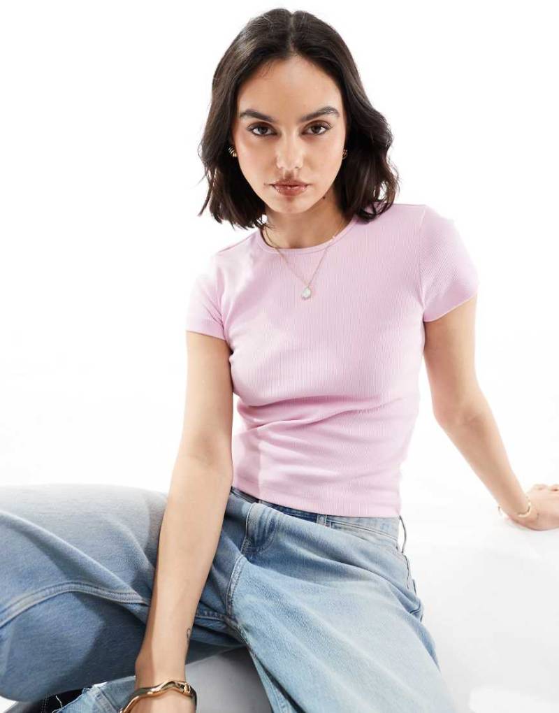 Vero Moda - Geripptes T-Shirt in Babyrosa mit Rundhalsausschnitt Vero Moda - Geripptes T-Shirt in Babyrosa mit Rundhalsausschnitt von Vero Moda