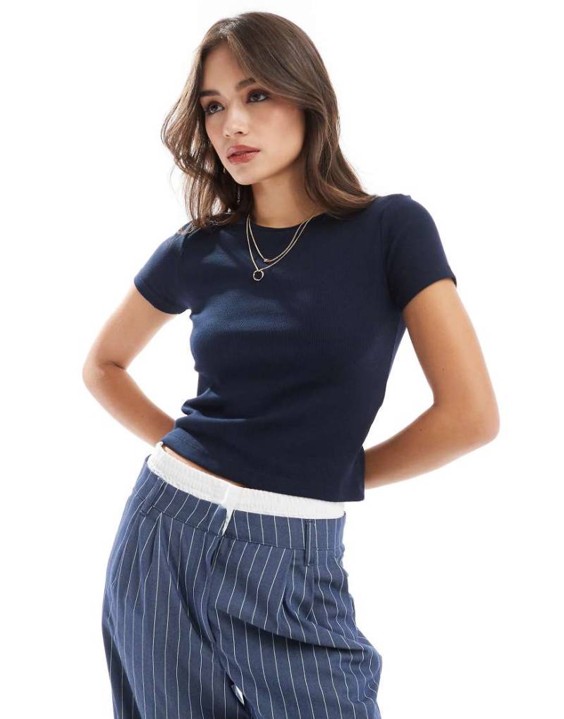 Vero Moda - Geripptes T-Shirt in Marineblau mit Rundhalsausschnitt von Vero Moda