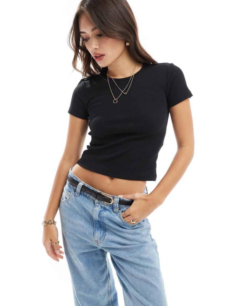 Vero Moda - Geripptes T-Shirt in Schwarz mit Rundhalsausschnitt von Vero Moda