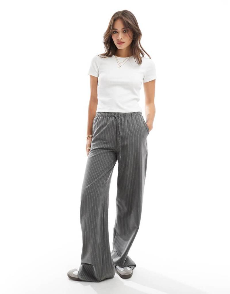 Vero Moda - Geripptes T-Shirt in Weiß mit Rundhalsausschnitt von Vero Moda