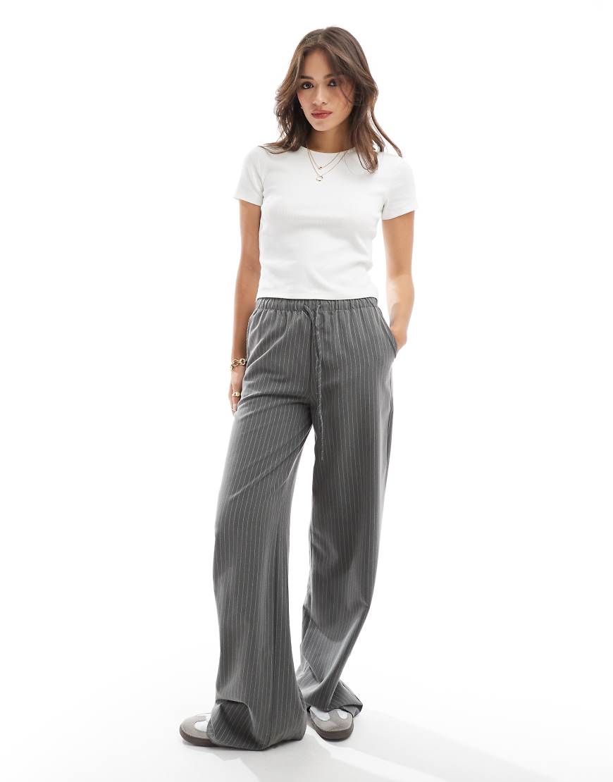 Vero Moda - Geripptes T-Shirt in Weiß mit Rundhalsausschnitt Vero Moda - Geripptes T-Shirt in Weiß mit Rundhalsausschnitt von Vero Moda