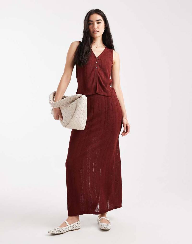 Vero Moda - Gestreifter Strickrock in Burgunderrot von Vero Moda