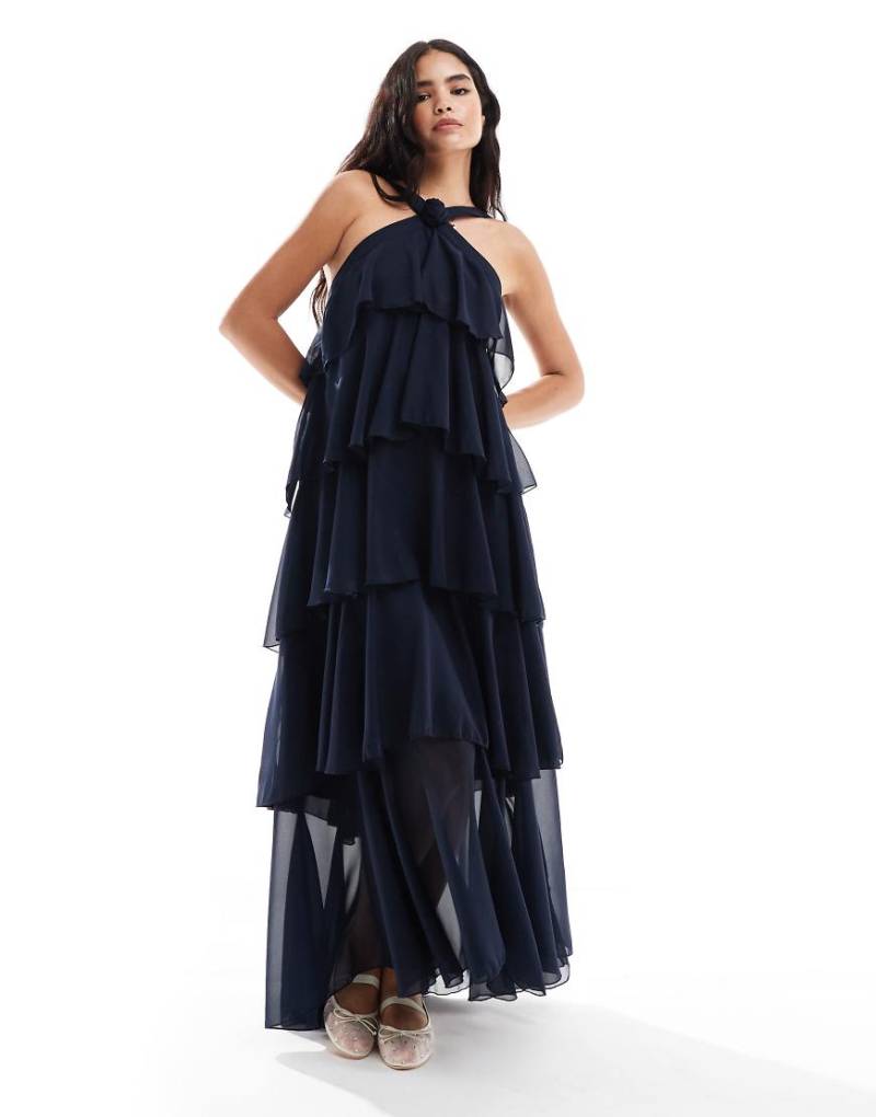 Vero Moda - Gestuftes Neckholder-Maxikleid in Marineblau mit Ansteckblumendetail von Vero Moda
