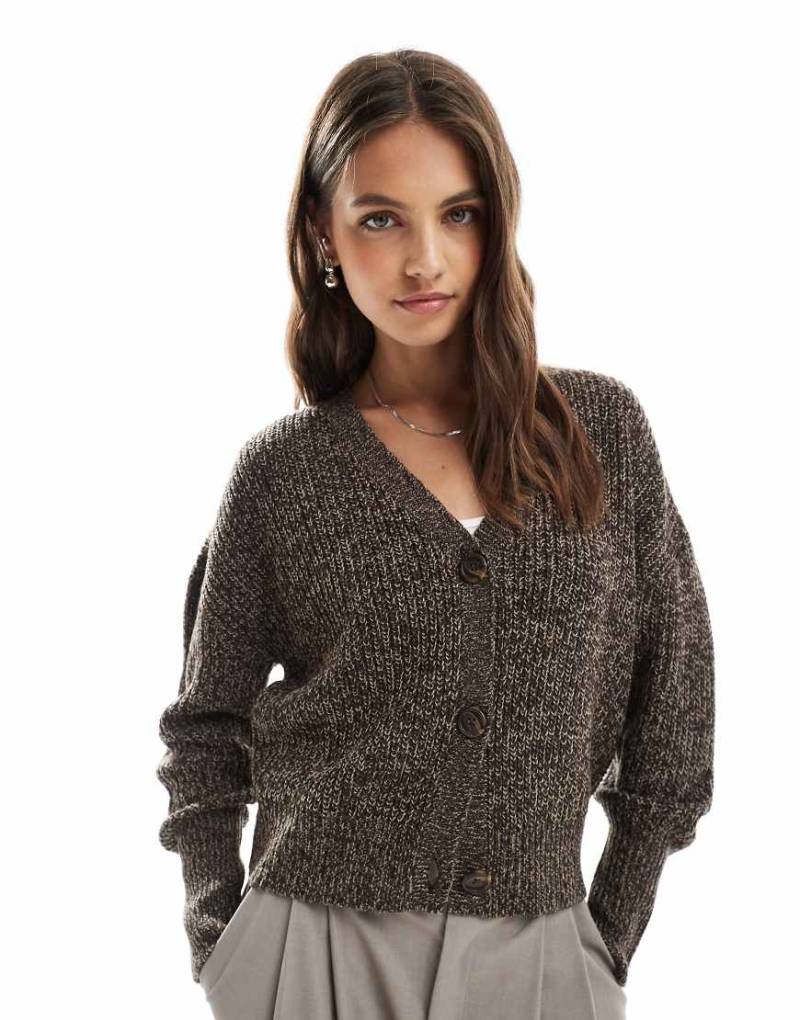 Vero Moda - Grob gerippte Strickjacke in meliertem Schokobraun mit Knopfleiste von Vero Moda