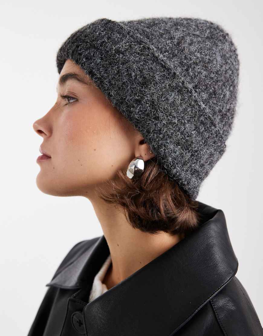 Vero Moda - Grobe Strickmütze aus flauschigem Garn in Grau meliert Vero Moda - Grobe Strickmütze aus flauschigem Garn in Grau meliert von Vero Moda