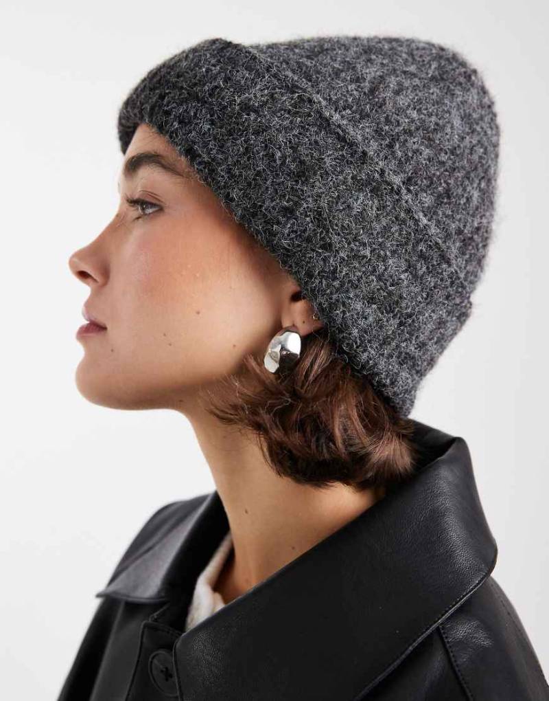 Vero Moda - Grobe Strickmütze aus flauschigem Garn in Grau meliert Vero Moda - Grobe Strickmütze aus flauschigem Garn in Grau meliert von Vero Moda