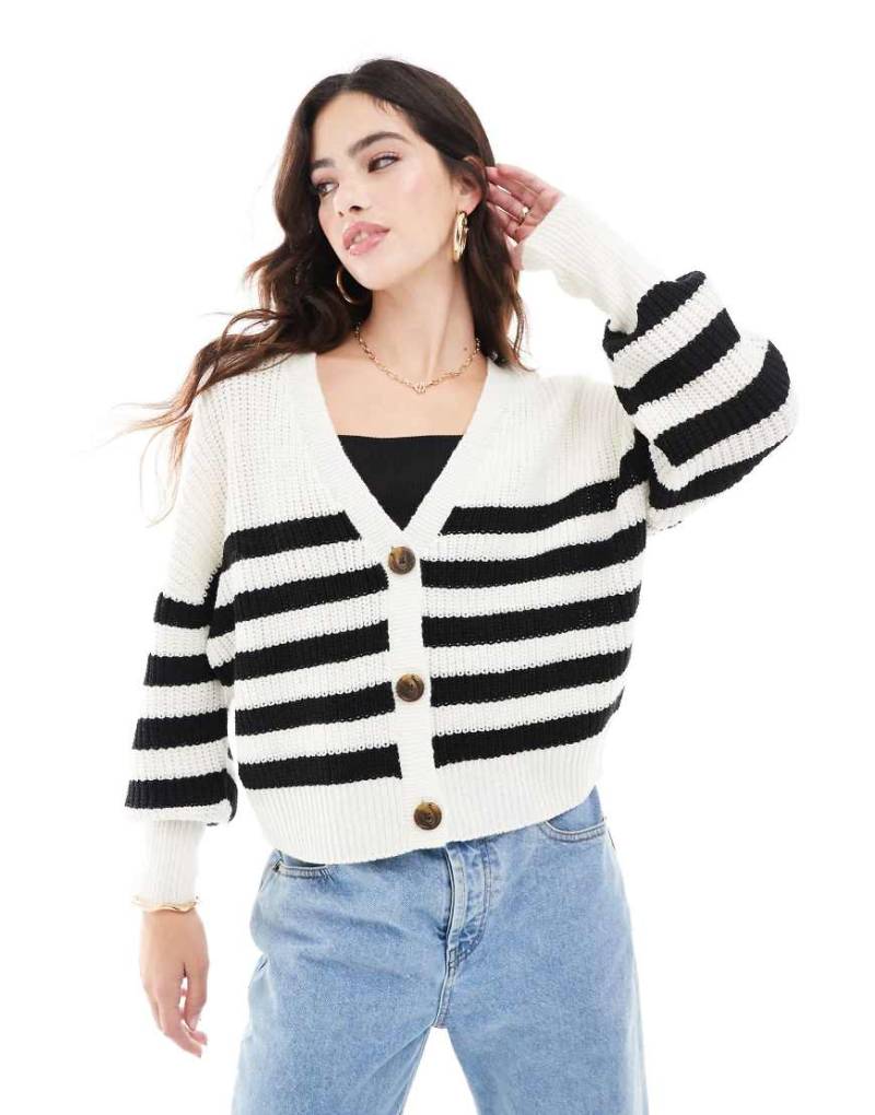 Vero Moda - Grobstrickjacke in Weiß mit schwarzen Streifen und Knopfleiste von Vero Moda