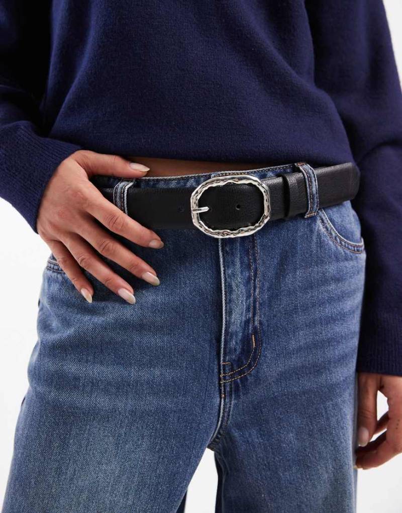 Vero Moda - Gürtel aus Kunstleder in Schwarz mit gehämmerter, goldfarbener Metallschnalle von Vero Moda