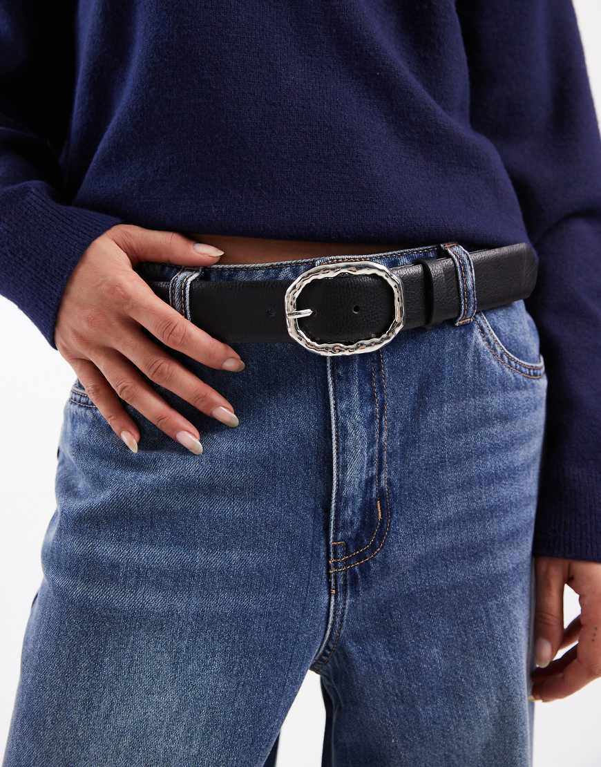 Vero Moda - Gürtel aus Kunstleder in Schwarz mit gehämmerter, goldfarbener Metallschnalle von Vero Moda