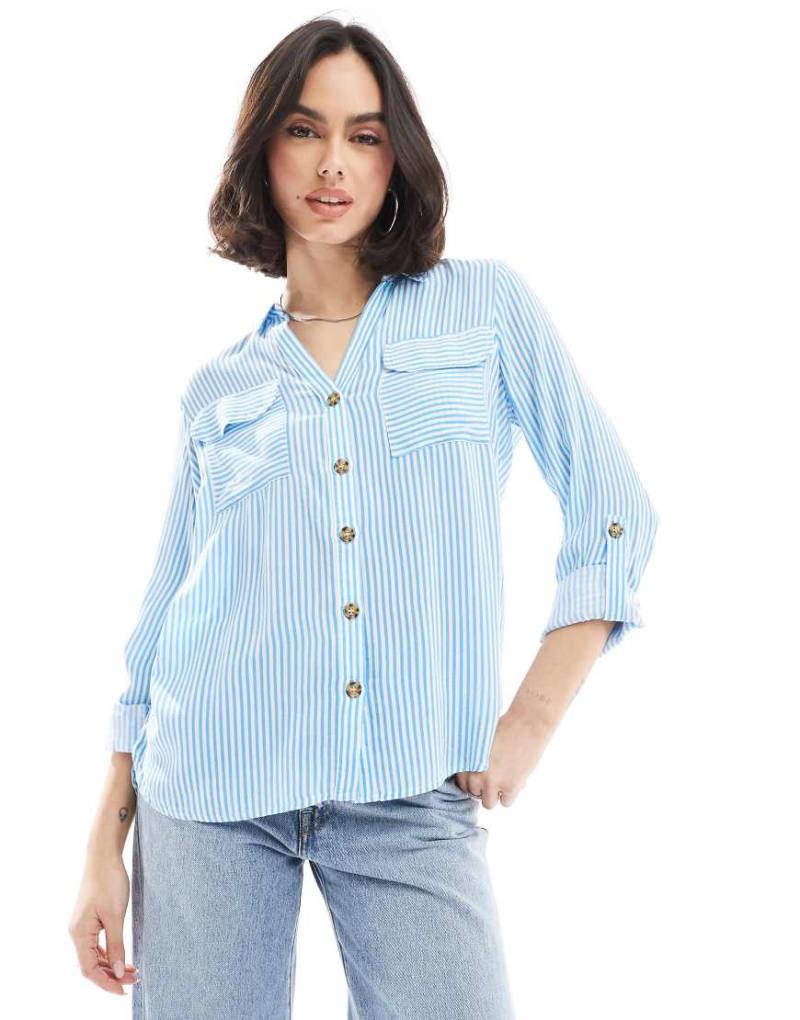 Vero Moda - Hemd in Blau und Weiß gestreift mit Taschendetail und Button-Down-Kragen von Vero Moda