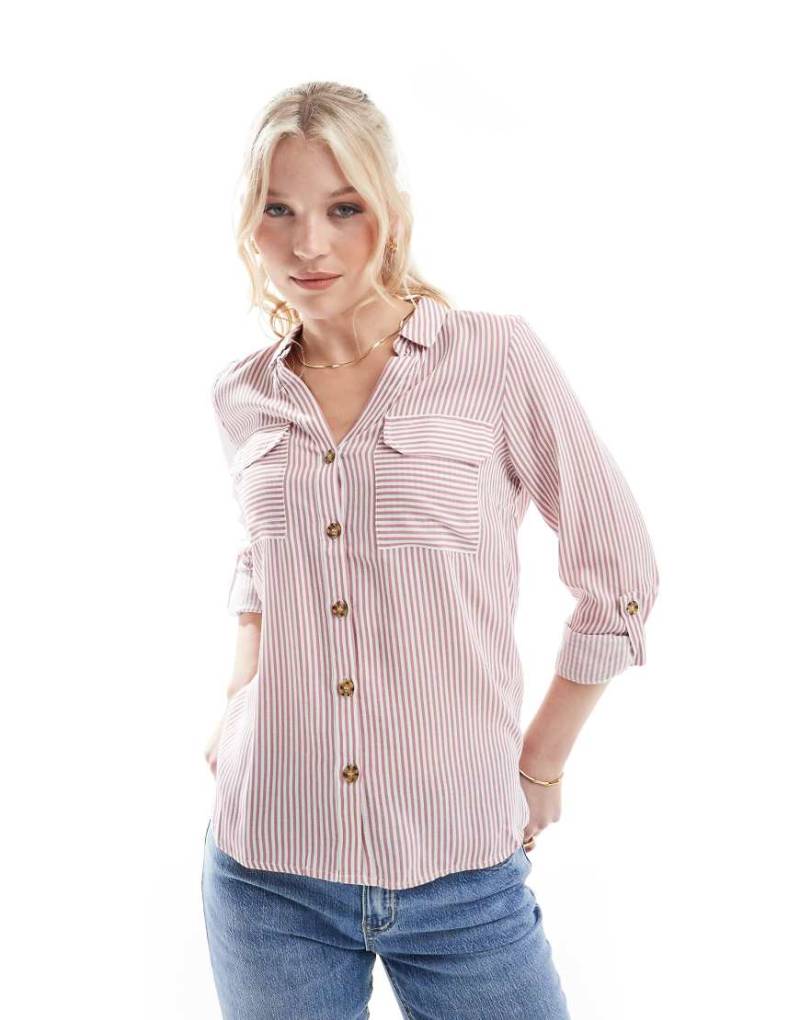 Vero Moda - Hemd in Rosa und Weiß gestreift mit Taschendetail und Button-Down-Kragen von Vero Moda