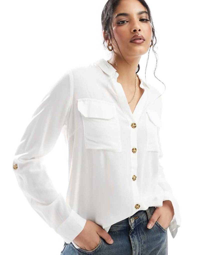 Vero Moda - Hemd in Weiß mit Taschendetail und Button-Down-Kragen von Vero Moda