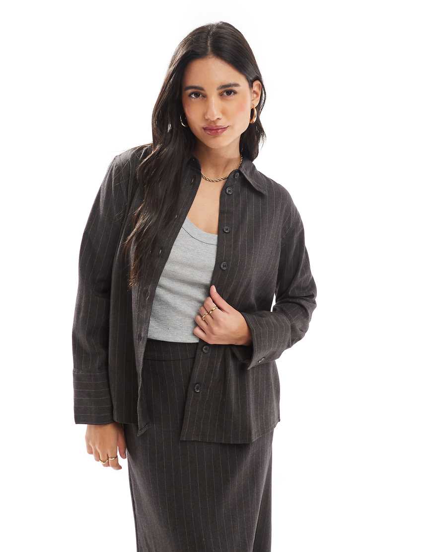 Vero Moda - Hemd mit weiten Ärmelmanschetten in Dunkelgrau mit Nadelstreifen, Kombiteil Vero Moda - Hemd mit weiten Ärmelmanschetten in Dunkelgrau mit Nadelstreifen, Kombiteil von Vero Moda