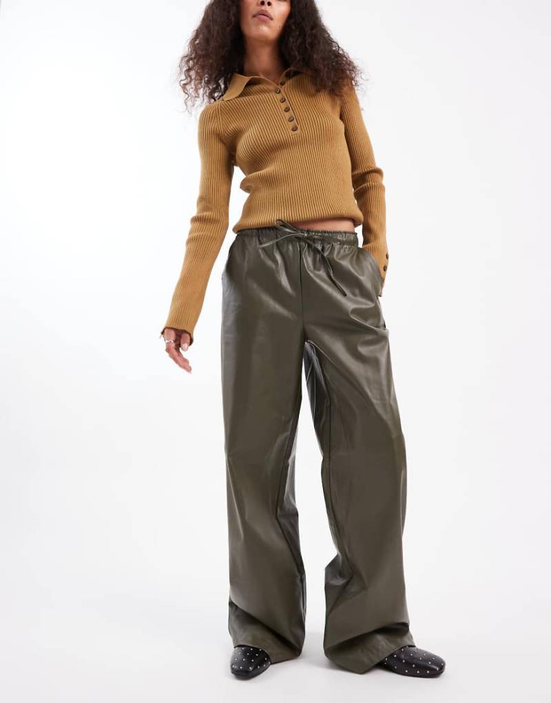 Vero Moda - Hose aus Kunstleder in Khaki mit Taillenband und weitem Bein-Grün von Vero Moda