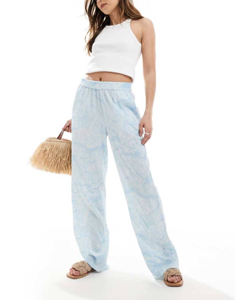 Vero Moda - Hose mit hellblauem Blumenprint, elastischem Bund und weitem Bein von Vero Moda