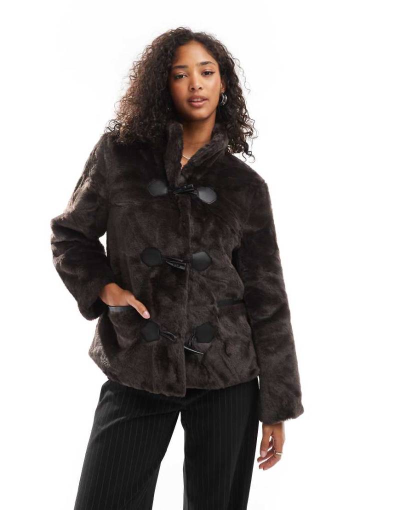 Vero Moda - Jacke aus Kunstpelz in Schokoladenbraun mit Knebelverschluss von Vero Moda