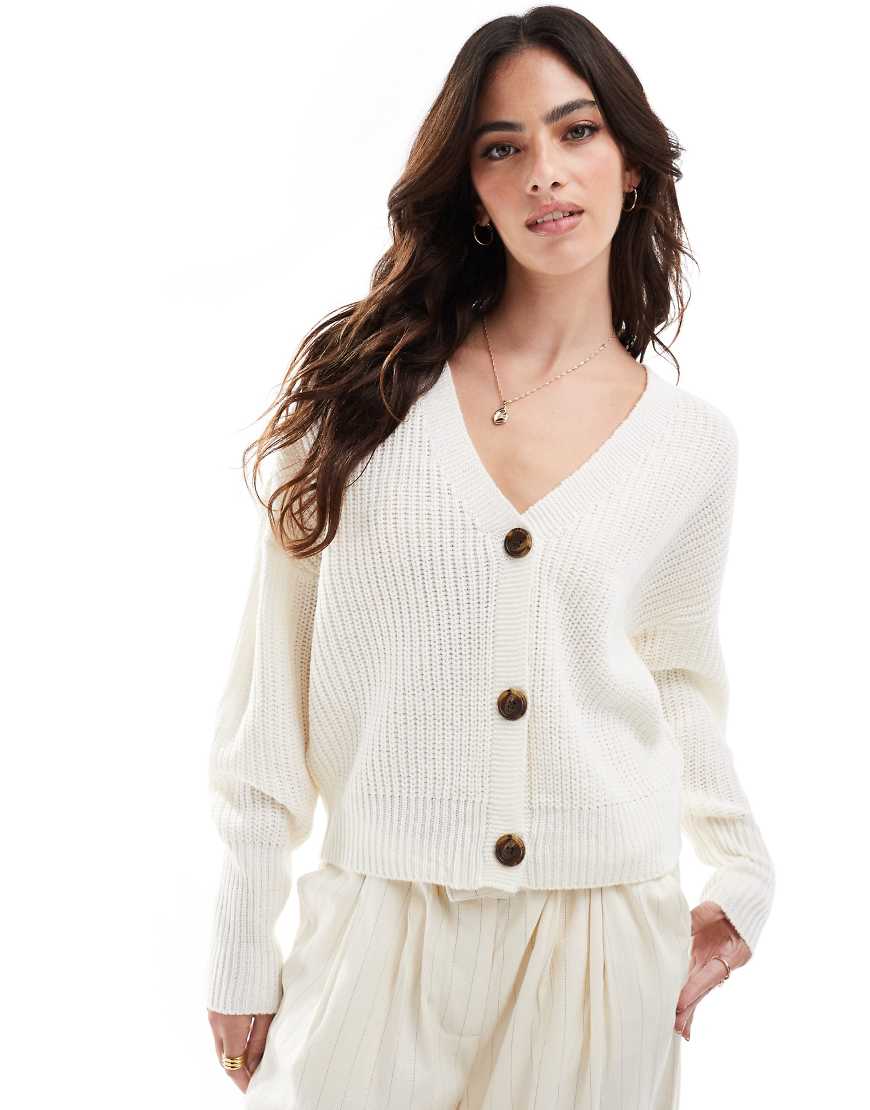 Vero Moda - Jacke aus breit geripptem Strick in Creme mit Knopfleiste-Weiß Vero Moda - Jacke aus breit geripptem Strick in Creme mit Knopfleiste-Weiß von Vero Moda
