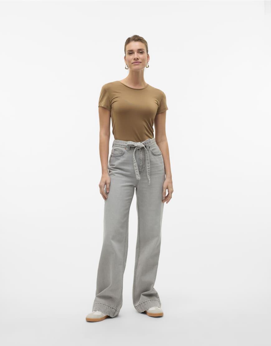 Vero Moda - Jeans in hellem Denimgrau mit weitem Schnitt von Vero Moda