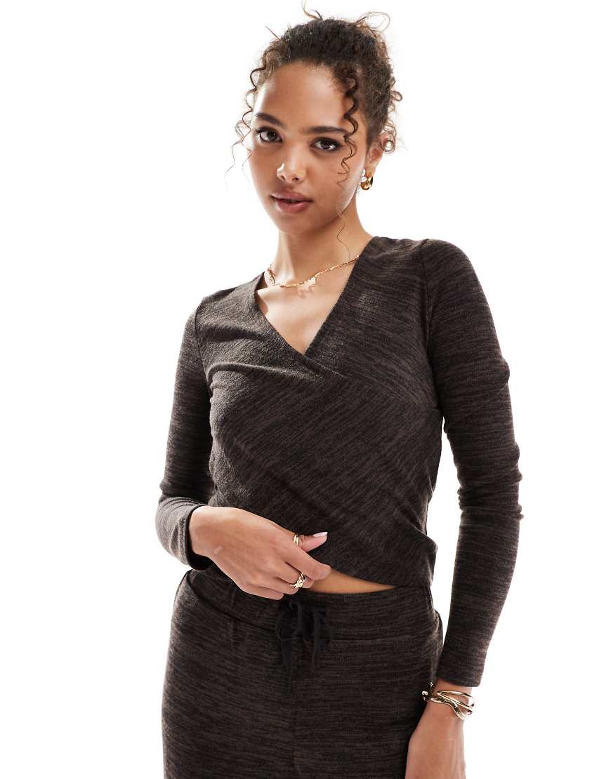 Vero Moda - Jersey-Oberteil in meliertem Schokobraun mit überkreuzter Vorderseite, Kombiteil von Vero Moda