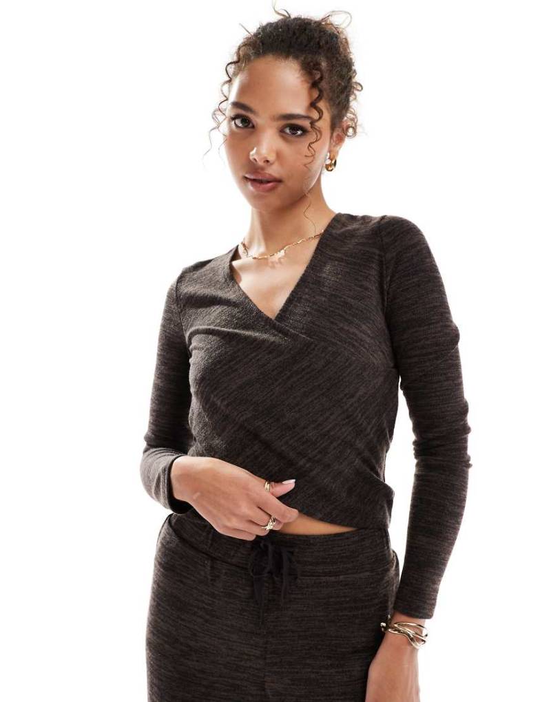 Vero Moda - Jersey-Oberteil in meliertem Schokobraun mit überkreuzter Vorderseite, Kombiteil von Vero Moda