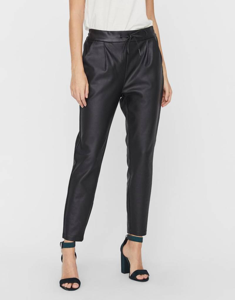 Vero Moda - Jogginghose in Schwarz mit Leder-Optik und Taillenschnürung von Vero Moda