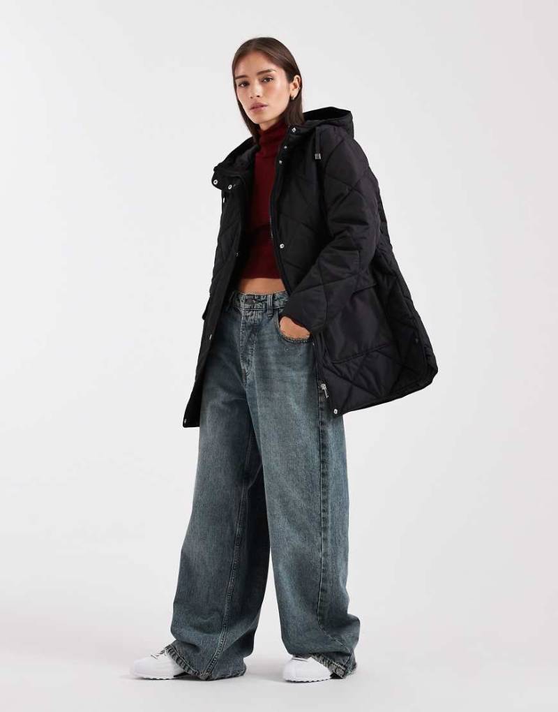 Vero Moda - Kapuzenjacke in Schwarz mit großer Tasche und Rauten-Steppmuster von Vero Moda