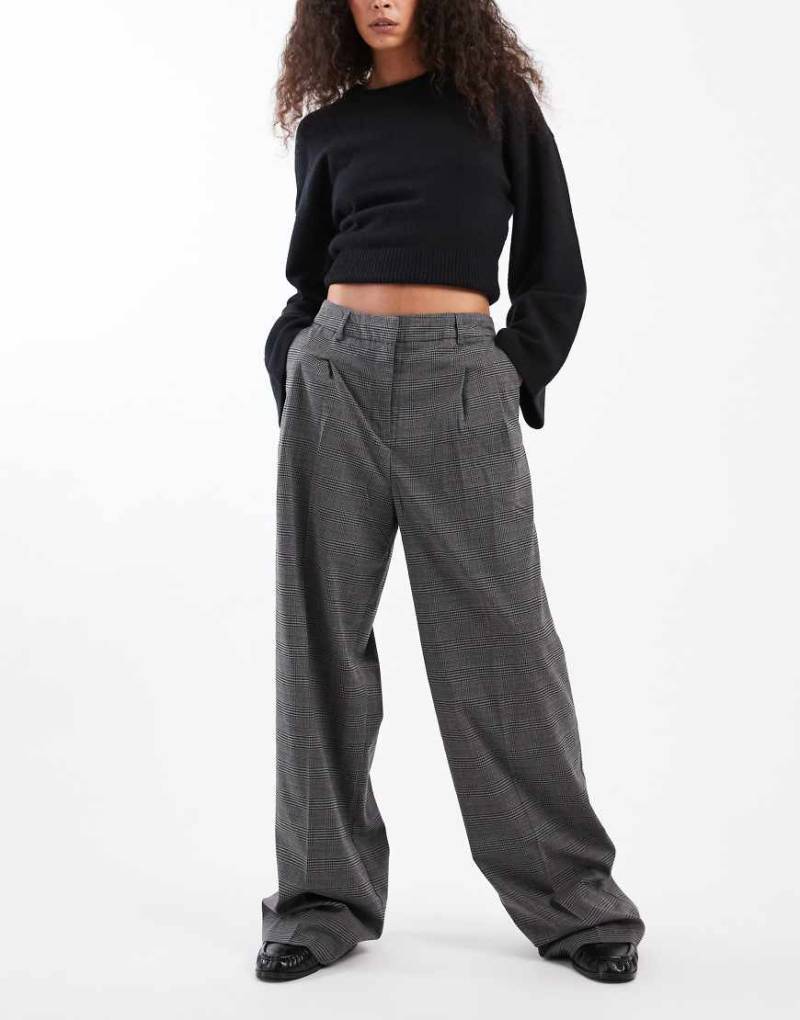 Vero Moda - Karierte Dad-Hose in meliertem Grau mit weitem Bein Vero Moda - Karierte Dad-Hose in meliertem Grau mit weitem Bein von Vero Moda