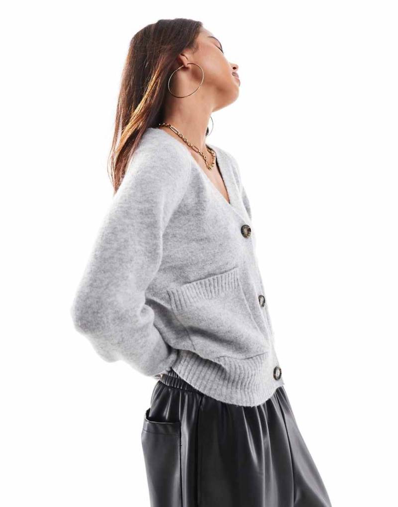 Vero Moda - Kastige Strickjacke in Hellgrau mit Taschen von Vero Moda