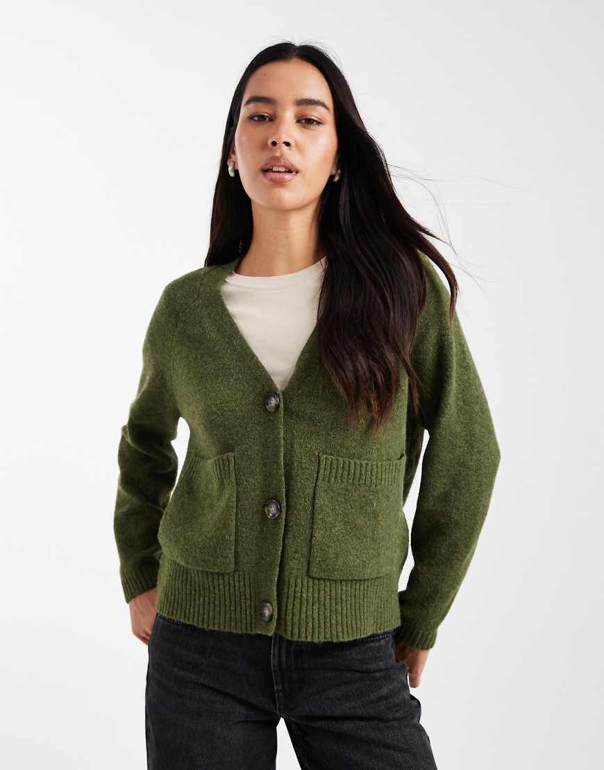 Vero Moda - Kastige Strickjacke in Zypressengrün mit Taschen von Vero Moda