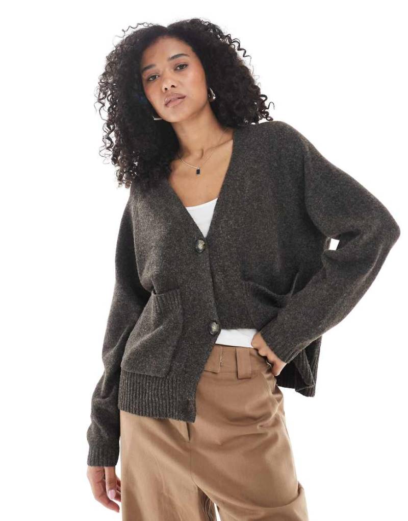 Vero Moda - Kastige Strickjacke in meliertem Schokobraun mit Taschen von Vero Moda