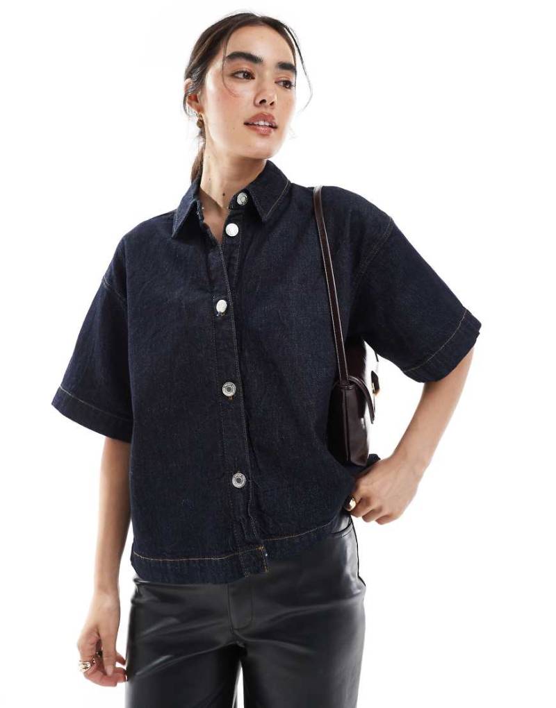 Vero Moda - Kastiges, kurzärmliges Jeanshemd in dunkelblauer Rinse-Waschung-Marineblau Vero Moda - Kastiges, kurzärmliges Jeanshemd in dunkelblauer Rinse-Waschung-Marineblau von Vero Moda