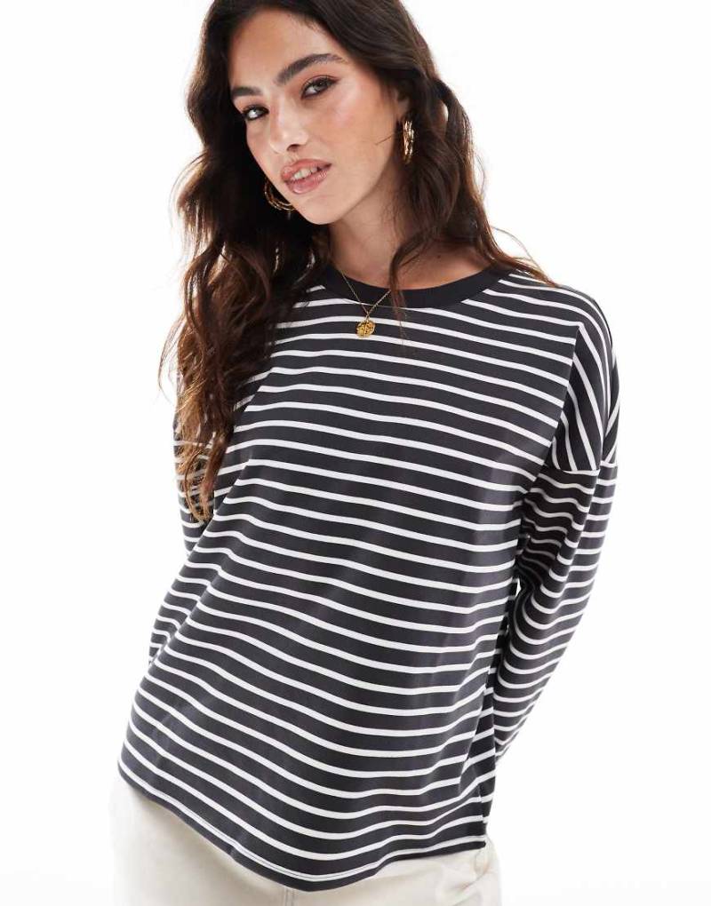 Vero Moda - Kastiges Langarm-T-Shirt in Dunkelgrau und Weiß gestreift Vero Moda - Kastiges Langarm-T-Shirt in Dunkelgrau und Weiß gestreift von Vero Moda