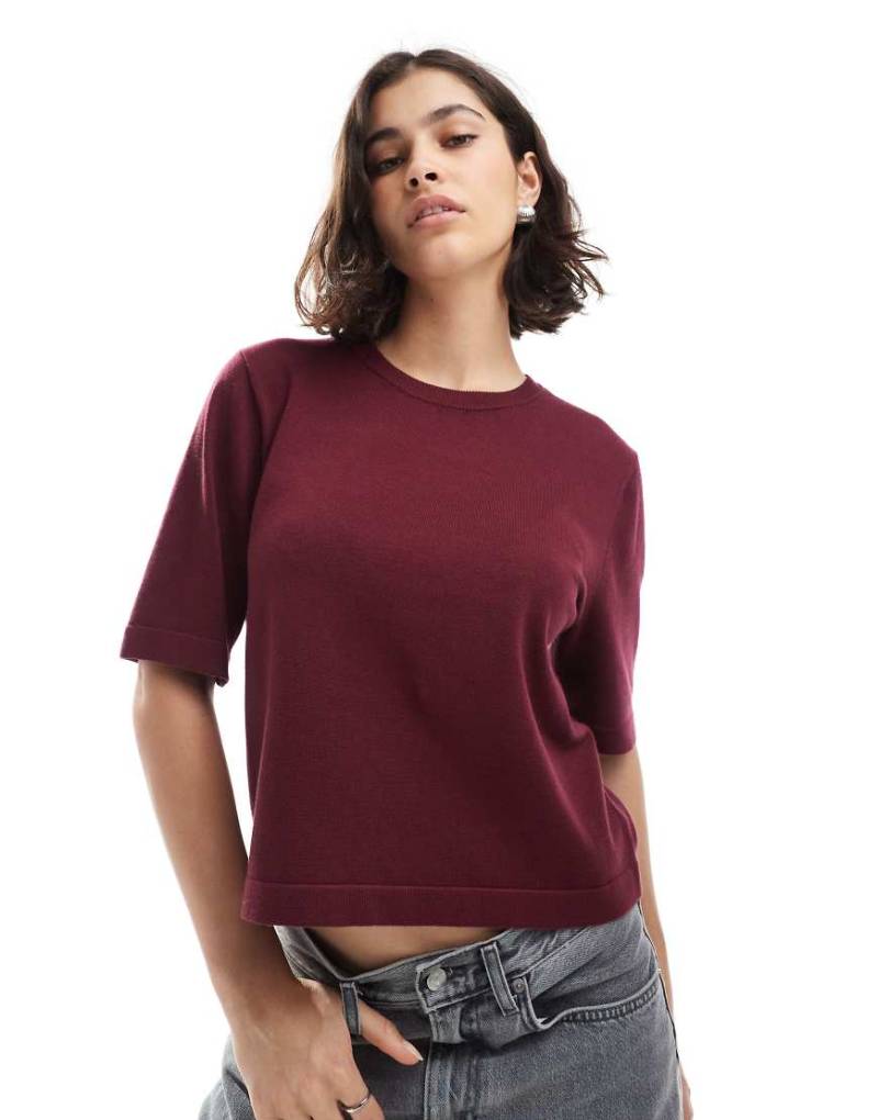 Vero Moda - Kastiges T-Shirt aus Strick in Burgunderrot von Vero Moda