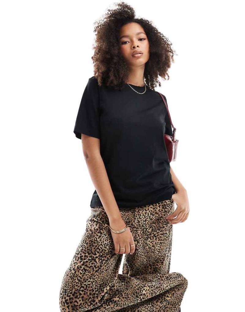 Vero Moda - Kastiges T-Shirt in Schwarz mit Rundhalsausschnitt von Vero Moda