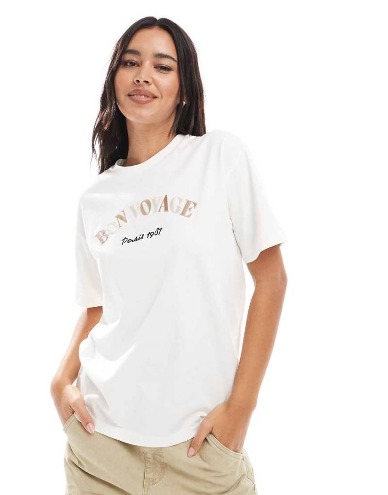 Vero Moda - Kastiges T-Shirt in Weiß mit „Bon Voyage"-Stickerei von Vero Moda