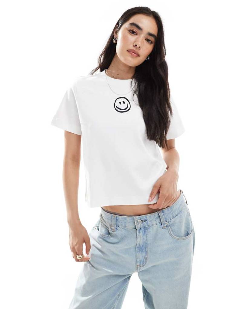 Vero Moda - Kastiges T-Shirt in Weiß mit Smiley-Print von Vero Moda