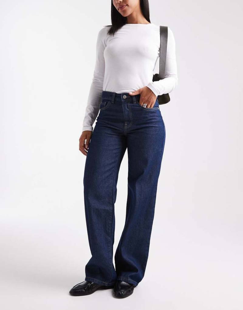 Vero Moda - Kirsa - Jeans in dunkler Rinse-Waschung mit mittelhohem Bund und geradem Schnitt-Marineblau von Vero Moda