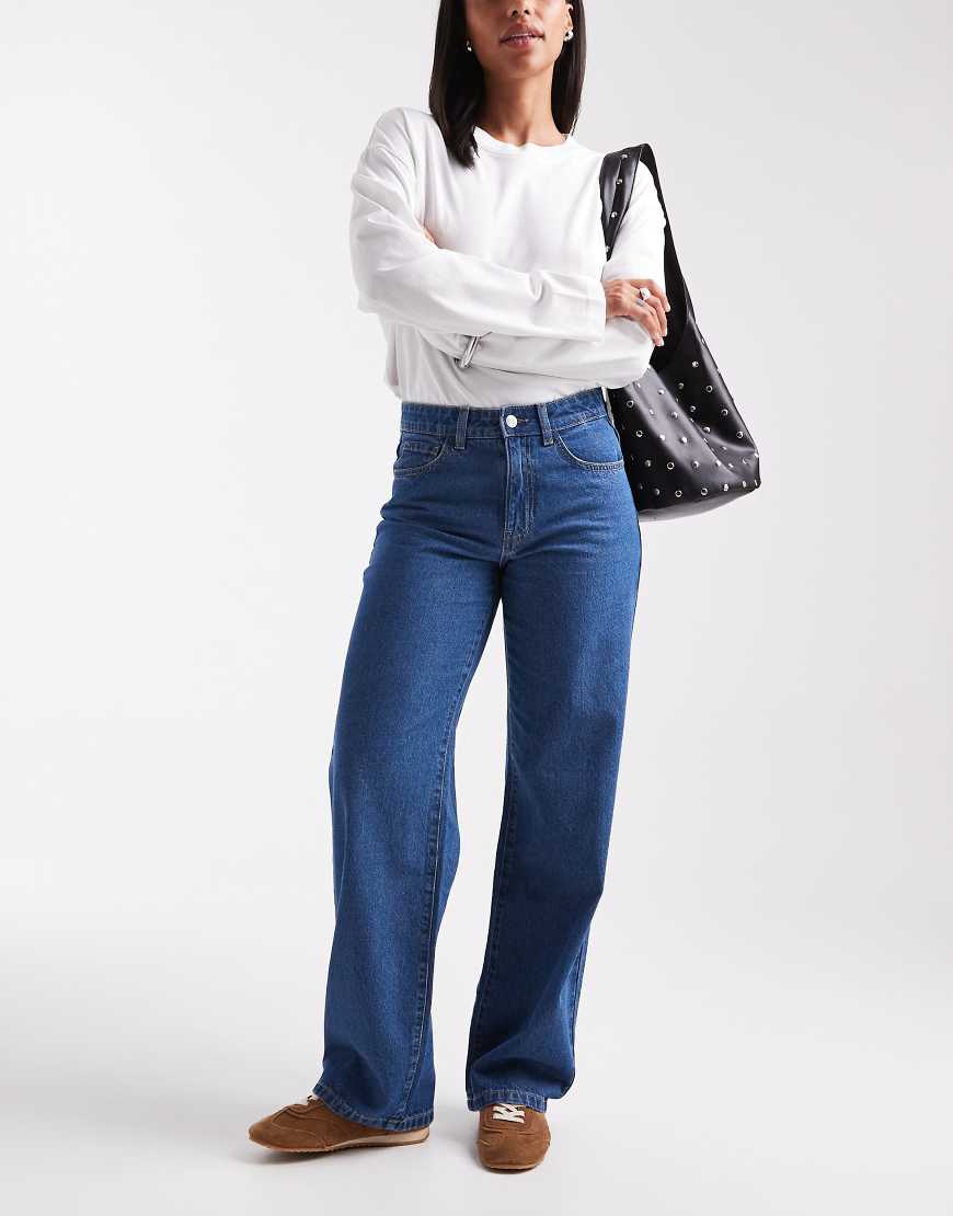 Vero Moda - Kirsa - Jeans mit mittelhohem Bund und geradem Schnitt in mittelblauer Waschung von Vero Moda