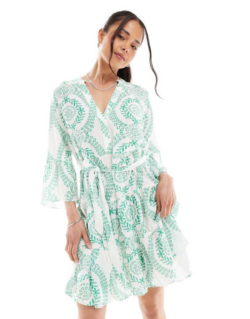 Vero Moda - Kleid mit Kachel-Blumenprint in Grün, Glockenärmeln und Bindegürtel-Weiß von Vero Moda